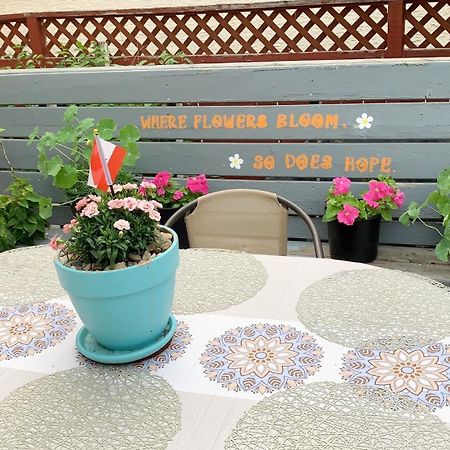 Brother Li Homestay Calgary Exterior photo