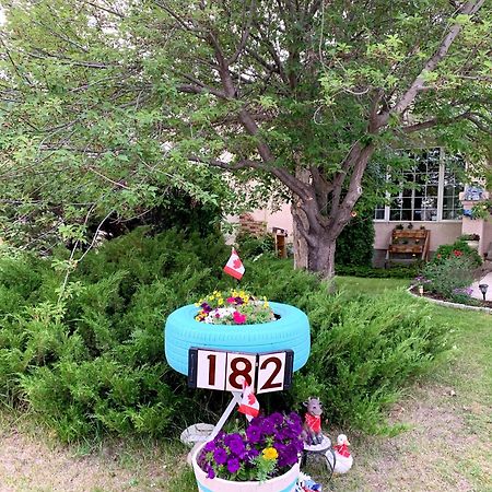 Brother Li Homestay Calgary Exterior photo