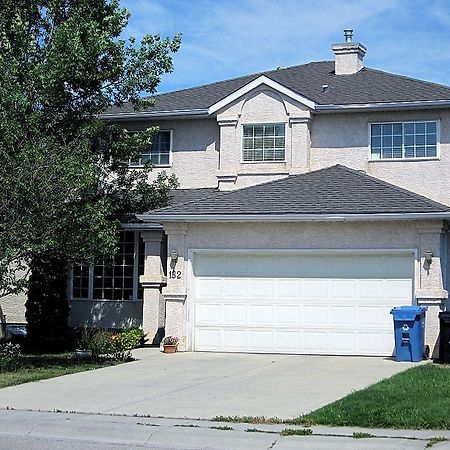 Brother Li Homestay Calgary Exterior photo