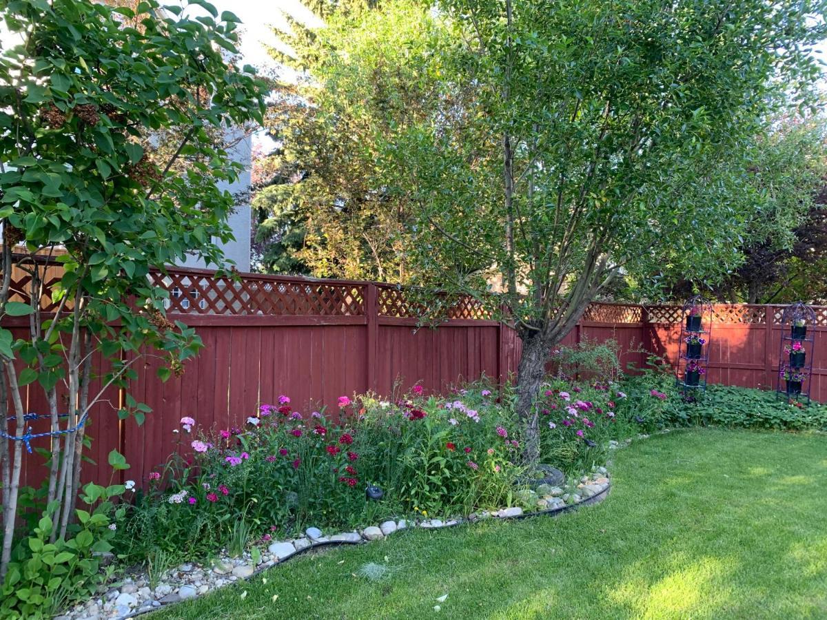 Brother Li Homestay Calgary Exterior photo