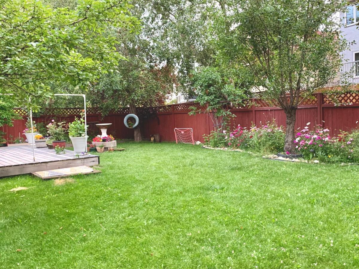 Brother Li Homestay Calgary Exterior photo