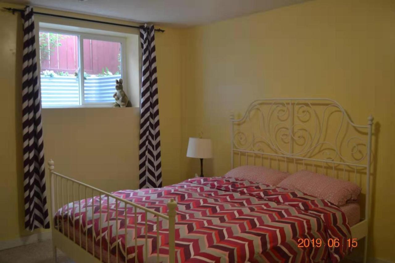 Brother Li Homestay Calgary Exterior photo