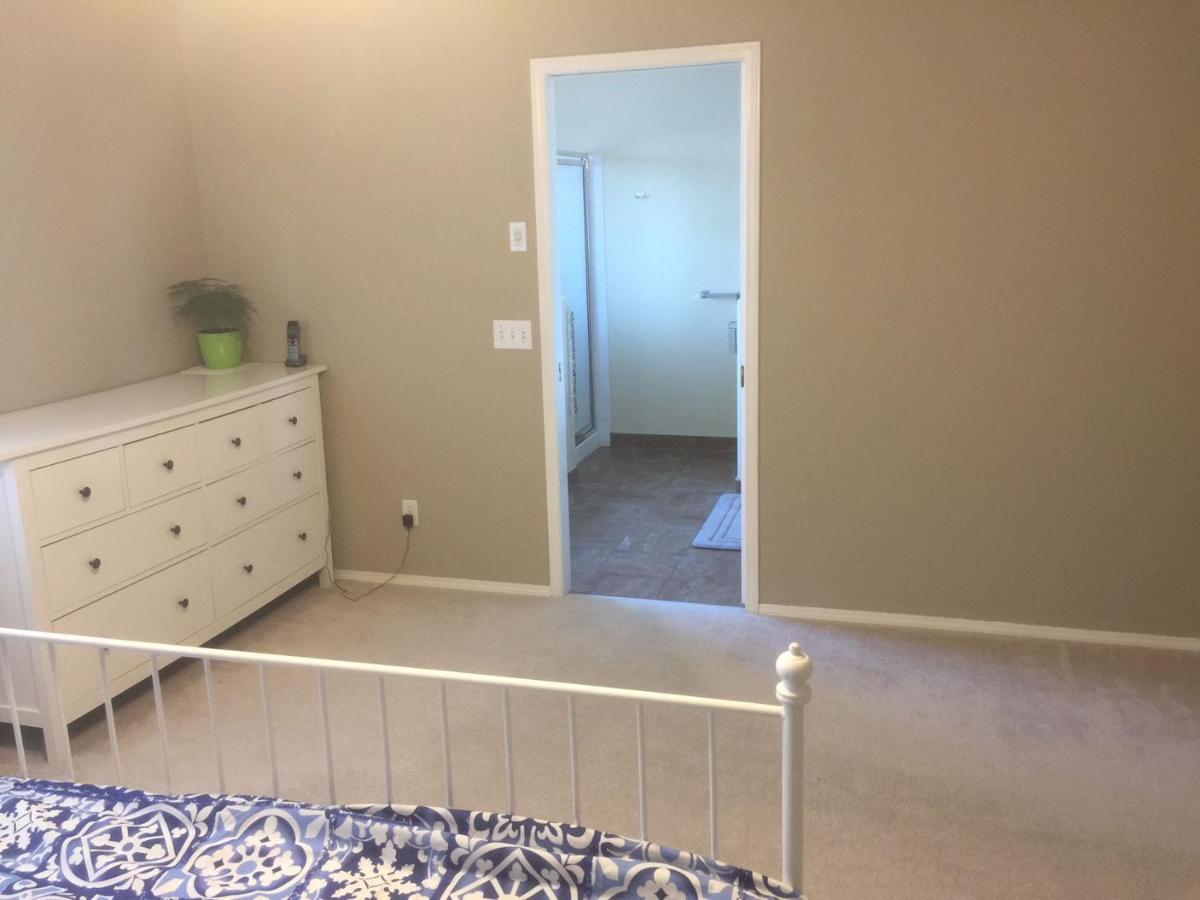 Brother Li Homestay Calgary Exterior photo