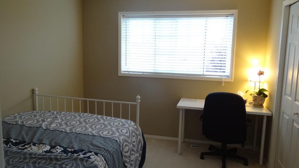 Brother Li Homestay Calgary Exterior photo