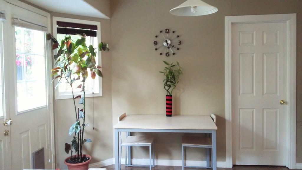 Brother Li Homestay Calgary Exterior photo