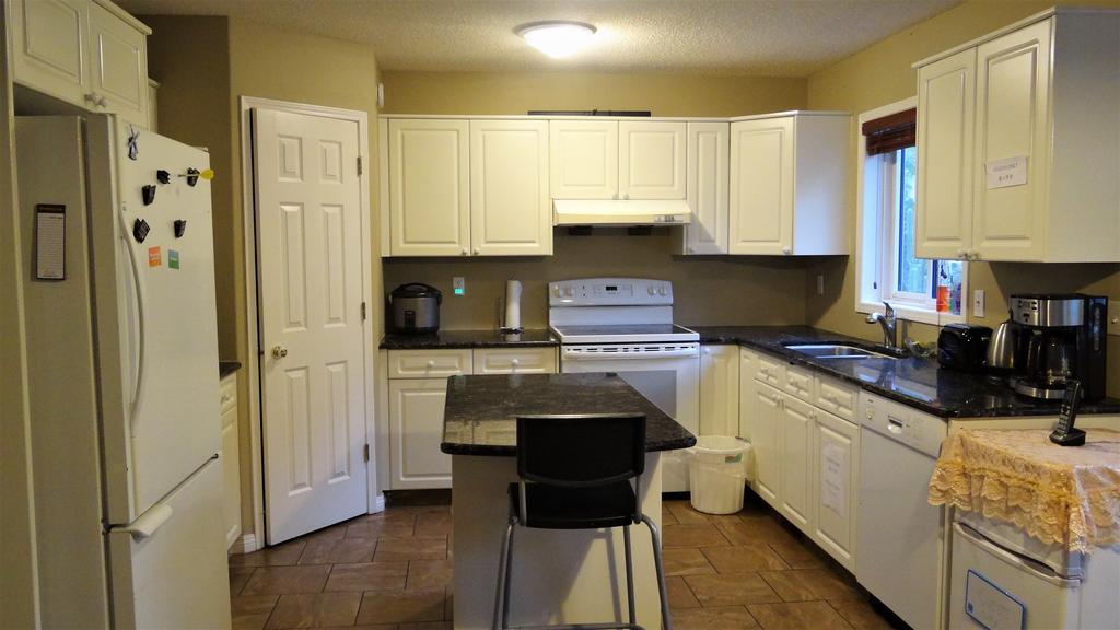 Brother Li Homestay Calgary Exterior photo