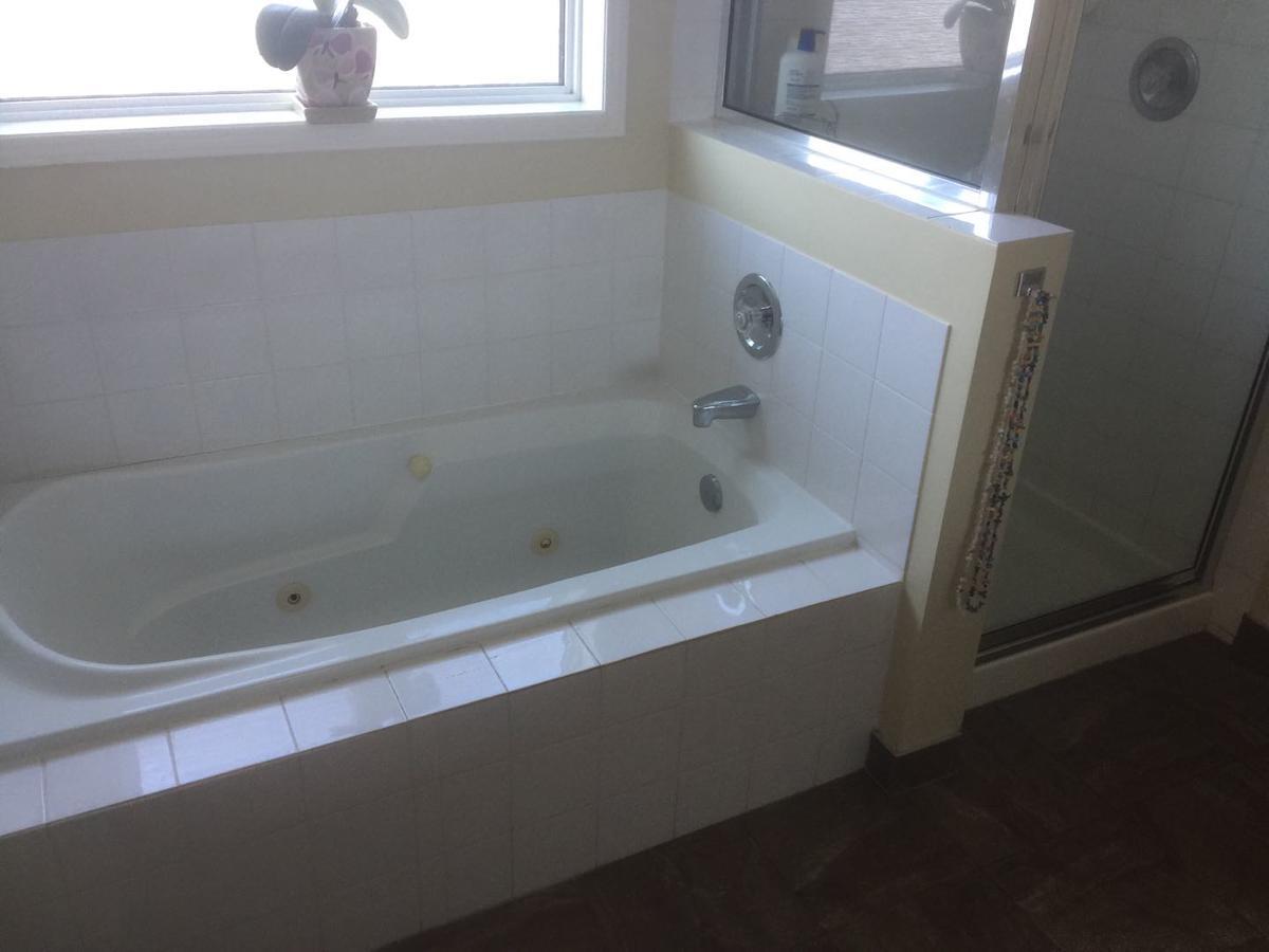 Brother Li Homestay Calgary Exterior photo