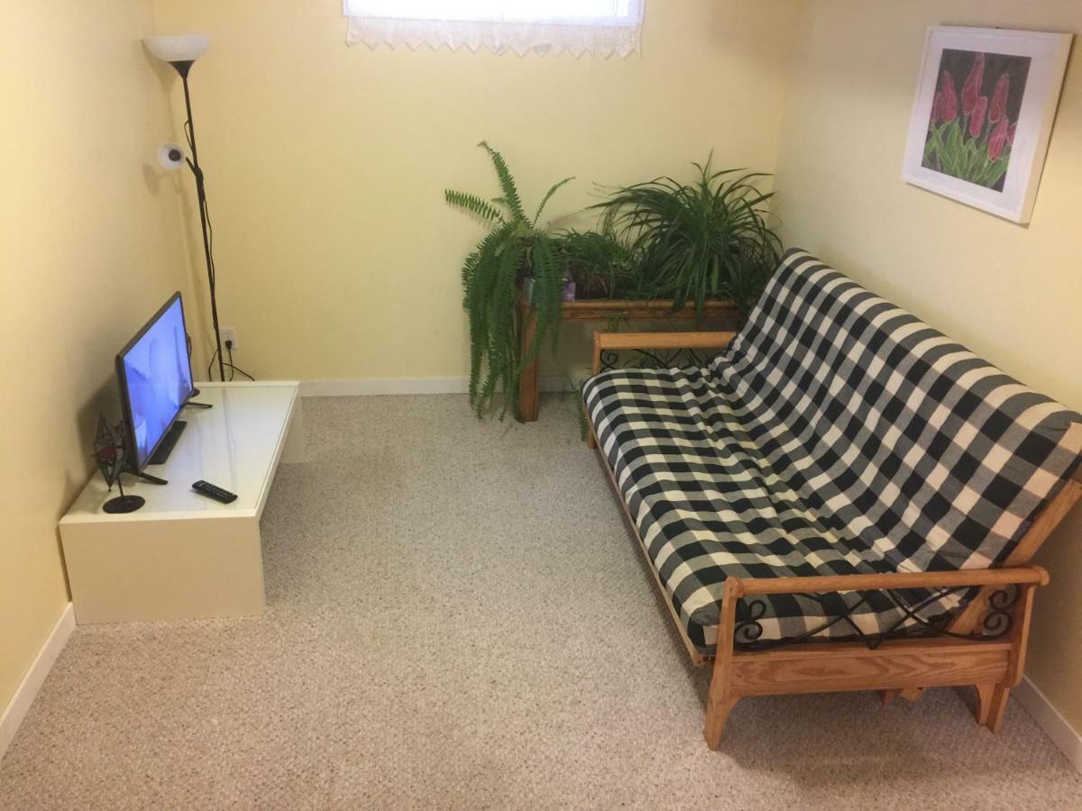 Brother Li Homestay Calgary Exterior photo