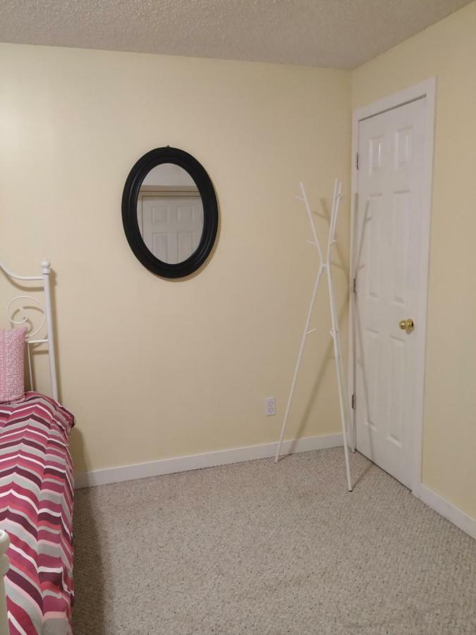 Brother Li Homestay Calgary Exterior photo