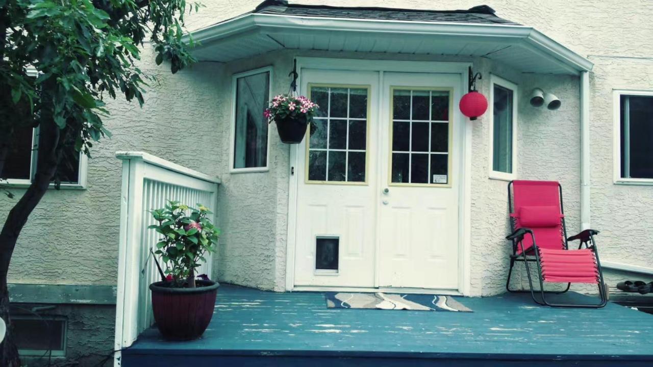 Brother Li Homestay Calgary Exterior photo