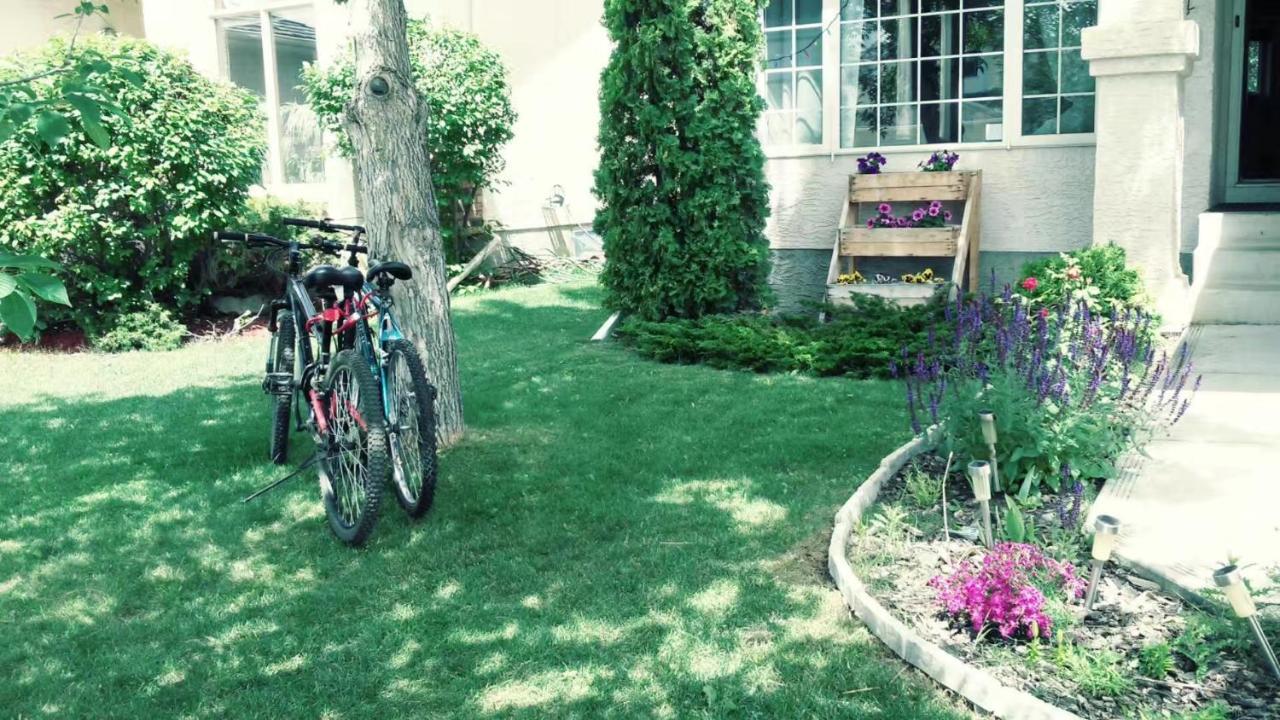 Brother Li Homestay Calgary Exterior photo