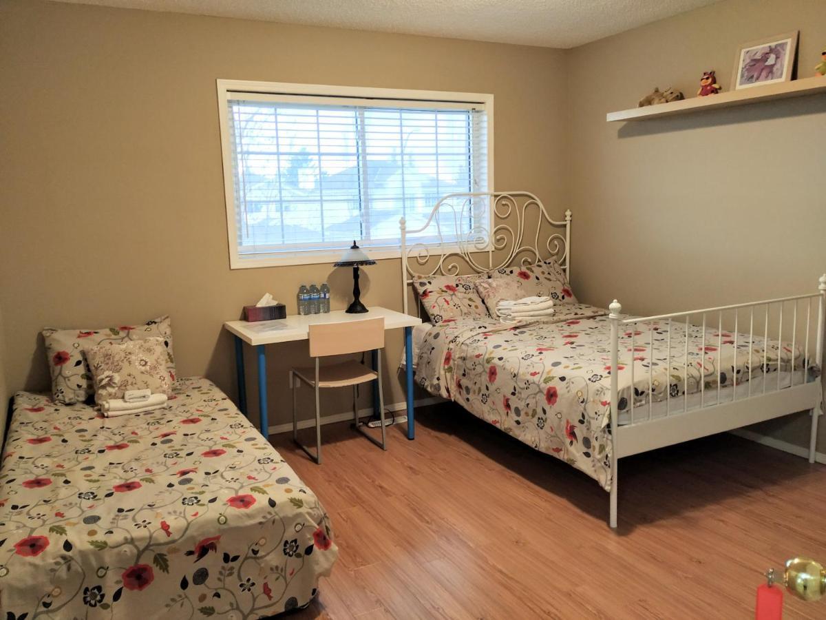Brother Li Homestay Calgary Exterior photo